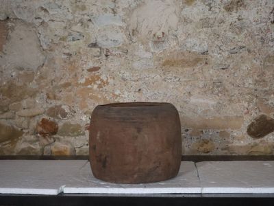 un bloc de pierre posé sur une table devant un mur de briques