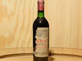 une bouteille de vin posée sur un tonneau