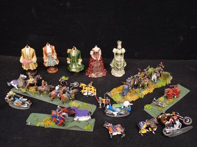 un grand nombre de figurines posées sur une table