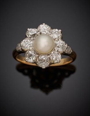 une bague ancienne ornée d'un bouquet de perles et de diamants