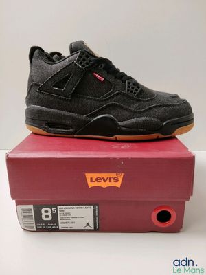 gros plan sur une paire de chaussures posée sur une boîte