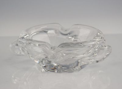 un saladier en verre transparent posé sur une table avec un fond blanc
