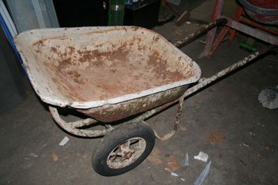 une brouette sale dans le garage d'une maison