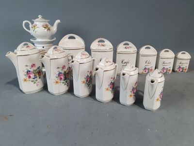 de nombreux modèles différents de théières en porcelaine et de théières