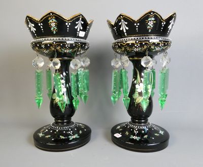 une paire de vases en verre noir et vert surmontés d'une couronne