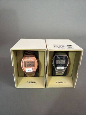 deux montres Casio posées dans une boîte sur une table