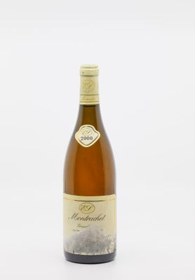 une bouteille de vin posée sur une table