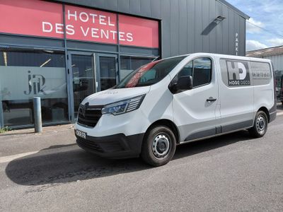 une camionnette blanche garée devant un bâtiment