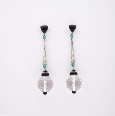 une paire de boucles d'oreilles en cristal noir et blanc ornées de perles vertes