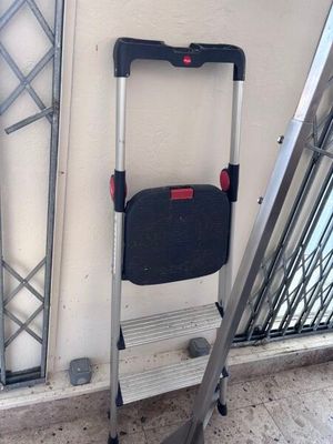 an image of a folding chair next to a wall