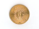 une pièce d'or avec l'image d'une femme dessus
