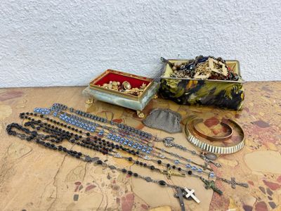 une table sur laquelle sont posés des bijoux