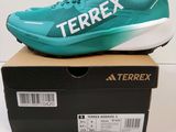 un gros plan sur une paire de chaussures de tennis posée sur une boîte