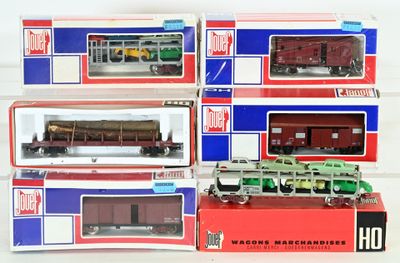trois boîtes de petits trains empilées les unes sur les autres