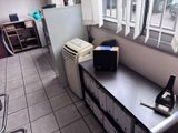 une petite cuisine équipée d'un réfrigérateur, d'un micro-ondes et d'un réfrigérateur-congélateur