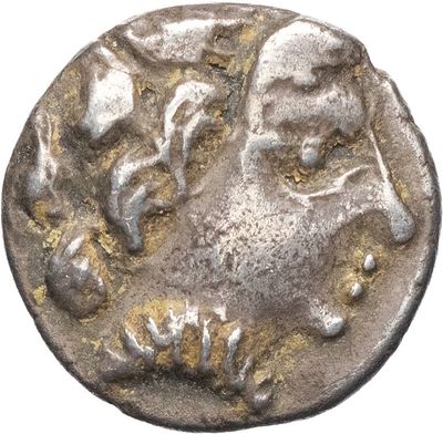 une pièce d'argent portant une tête d'homme