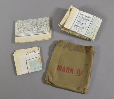 Plusieurs cartes anciennes sont disposées sur une table