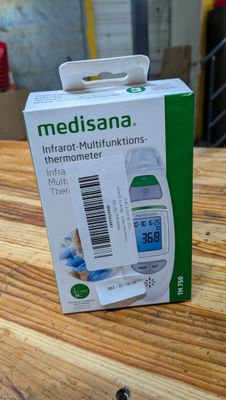 une boîte de médicaments posée sur une table en bois