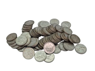 un tas de pièces et un penny sur fond blanc