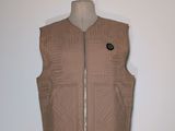 gilet matelassé beige avec un écusson noir sur le devant