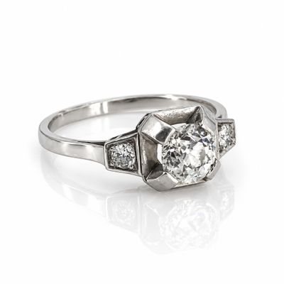 gros plan d'une bague en diamant sur une surface blanche