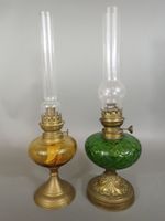 Deux lampes à huile en verre vert et jaune, fente au pied de…