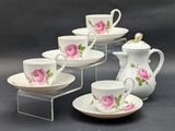 cinq tasses et une soucoupe ornées d'un motif de roses
