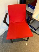 DEUX FAUTEUILS rouges en tissu, piètement en plastique. (photo 2)
