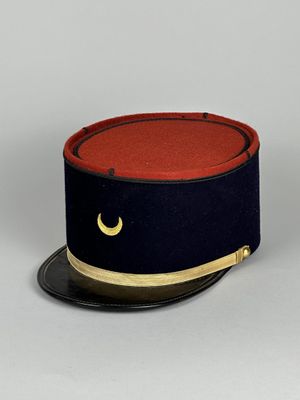 chapeau haut-de-forme d'officier de marine orné d'un croissant sur le côté