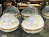 une vitrine en verre contenant de nombreux objets décoratifs