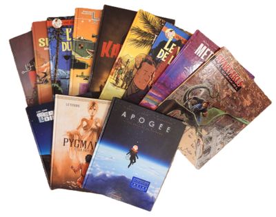 une pile de livres posés sur une table
