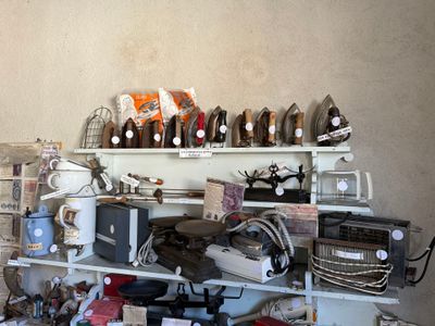 ARTS MÉNAGERS & HYGIÈNE. Lot d'objets autour de la thématiqu…