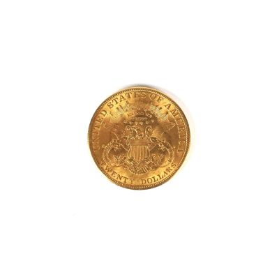 gros plan d'une pièce d'or sur une surface blanche