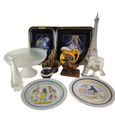 un grand nombre d'objets posés sur une table