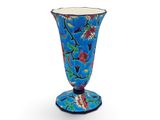 une image représentant un vase bleu orné de fleurs