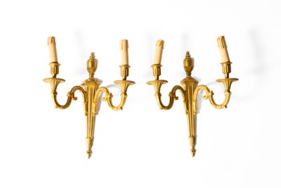 Paire d'appliques éclairant par deux lumières en bronze doré…