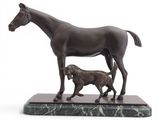 statue représentant un cheval et un poulain, posée sur un socle en marbre