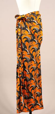 une jupe orange et noire ornée de vagues noires et blanches