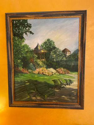un tableau accroché au mur d'une pièce aux murs jaunes