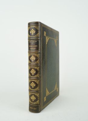 un vieux livre posé sur une surface blanche