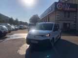 une camionnette blanche garée sur un parking devant un immeuble