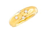 gros plan d'une bague en or avec des diamants sur fond blanc