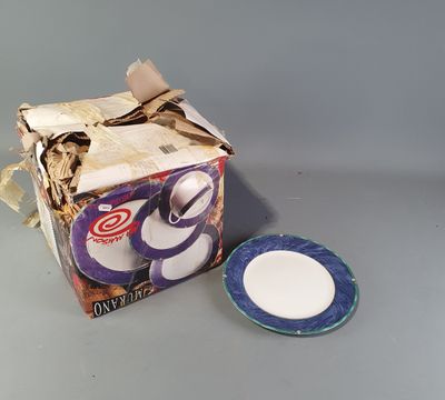 une canette de soda posée à côté d'une assiette sur une table