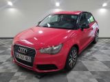 L'Audi rouge est garée dans le garage.
