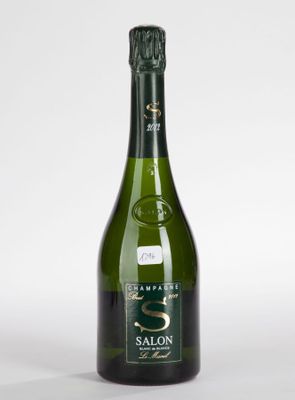 gros plan d'une bouteille de vin sur fond blanc