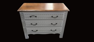 Commode moderne en bois mouluré repeint en partie en gris et…