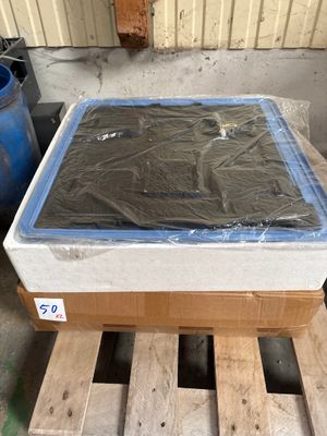 une boîte sur laquelle est posé un matelas