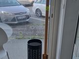 deux chaises et une table devant une fenêtre