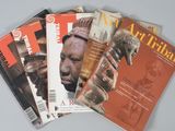 beaucoup de magazines posés sur la table