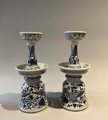 paire de vases bleus et blancs posés sur une table